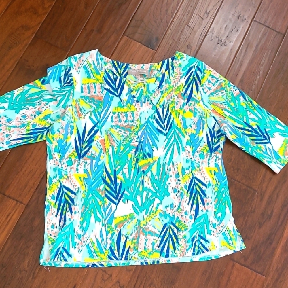 Allyson Whitmore colorful top with a vibrant leaf pattern size 2X